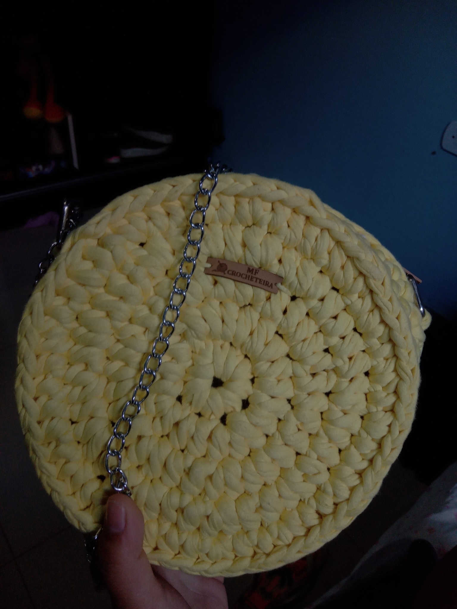 Bolsa de crochê amarela com corrente