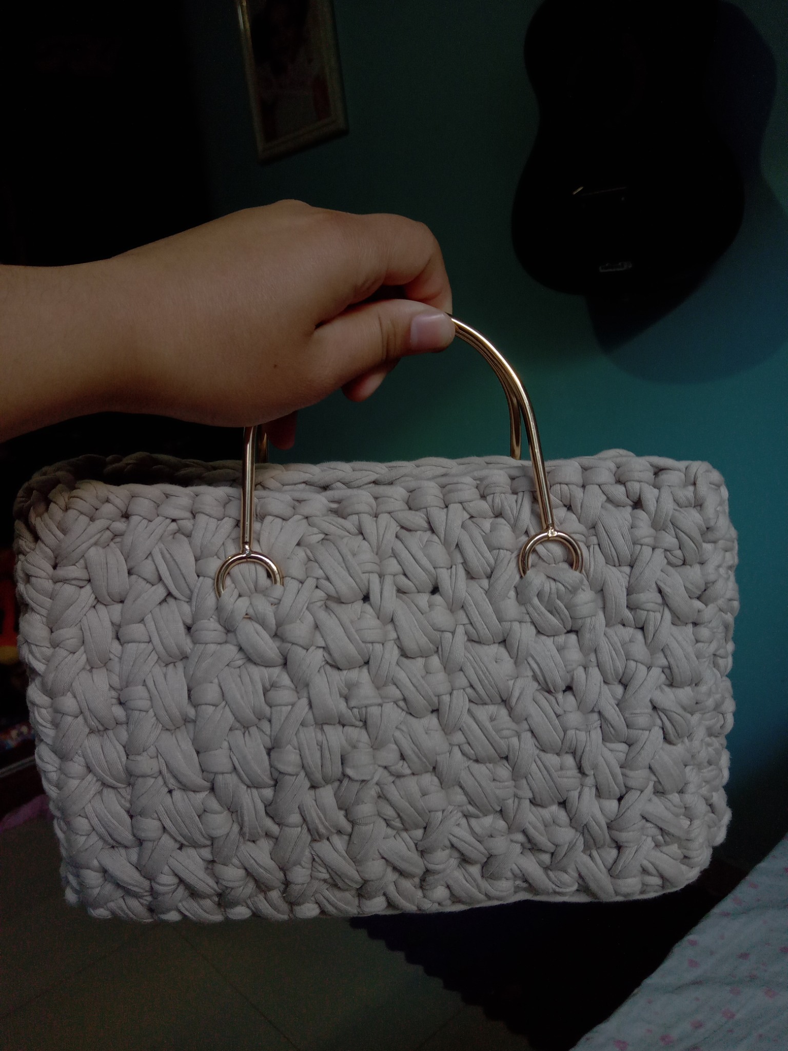 Bolsa bege de crochê com alça dourada