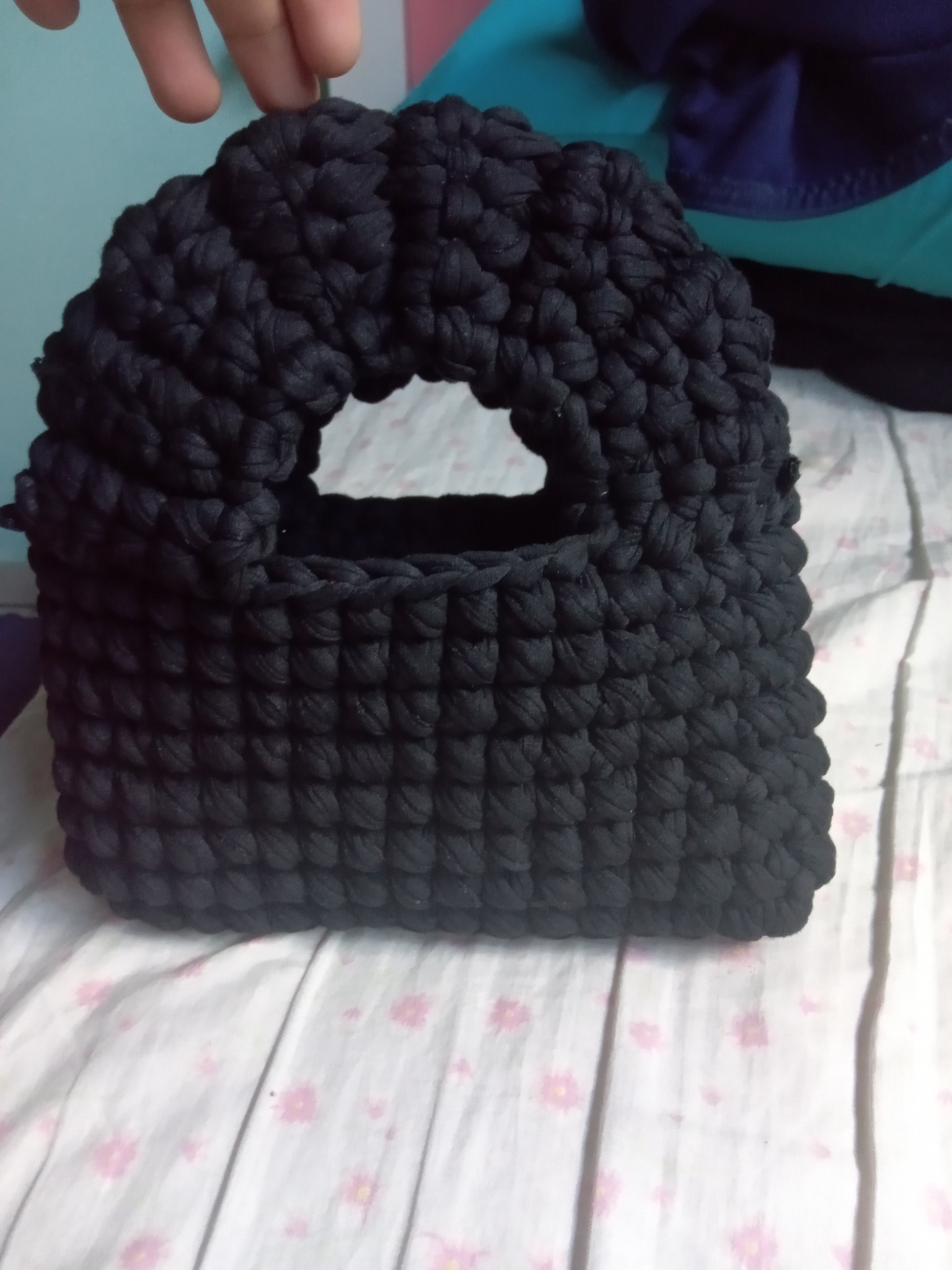 Bolsa preta de crochê com alça grossa