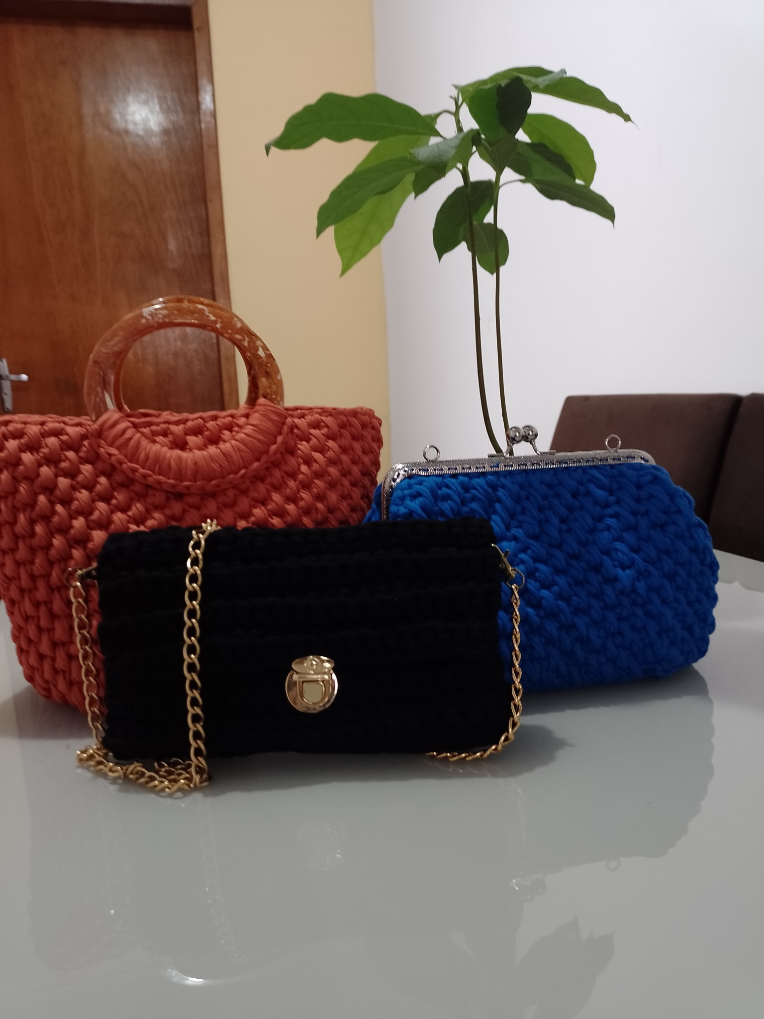 Bolsa de crochê verde com fecho dourado